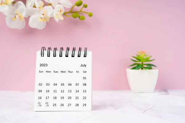 Juli 2023 Bureau Kalender Witte Orchidee Een Roze Kleur Achtergrond — Stockfoto