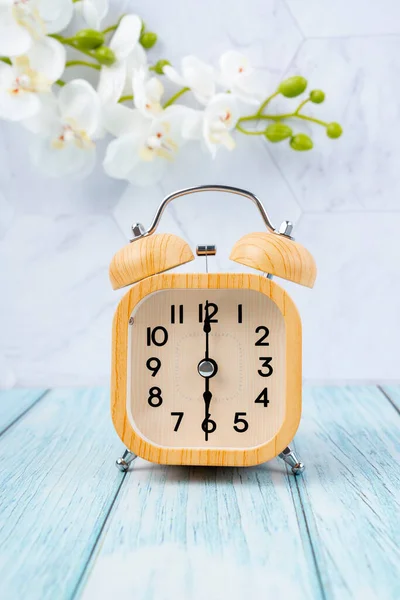 Relógio Alarme Madeira Chão Madeira Com Flor Orquídea Branca — Fotografia de Stock