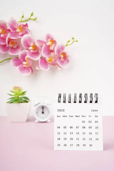 Junio 2023 Calendario Escritorio Orquídea Rosa Con Despertador — Foto de Stock