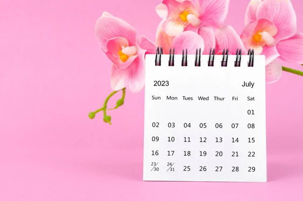 Červenec 2023 Kalendář Stůl Růžová Orchidej Růžovém Pozadí — Stock fotografie