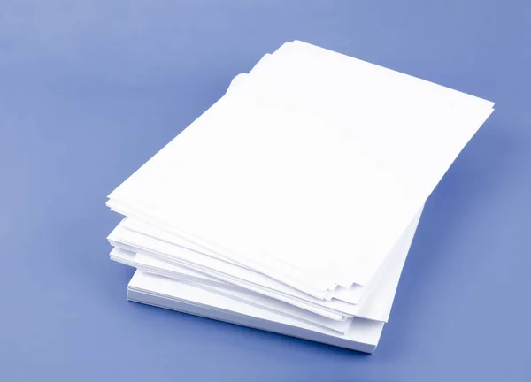 Stack Blank Paper Sheets Blue Background — Stock Photo, Image