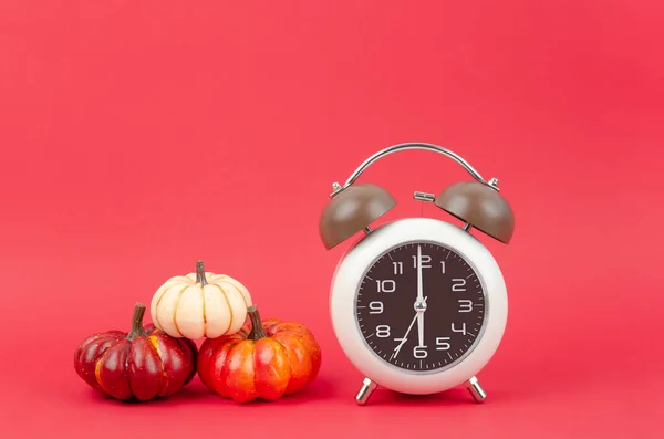 Reloj Despertador Vintage Con Calabazas Otoño Sobre Fondo Rojo — Foto de Stock
