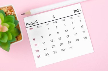 2023 Ağustos takvimine göre pembe arka planda 2023 yılı.