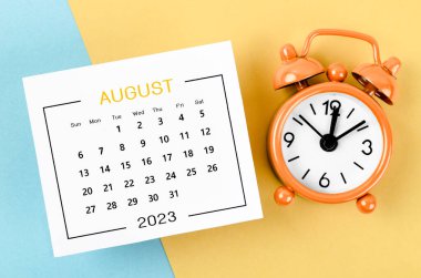 2023 Ağustosunun takvimi. Güzel bir arkaplanda çalar saat var..