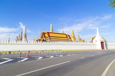 Wat Phra Kaew (Zümrüt Buddha Tapınağı) sokağı ve arka planı).