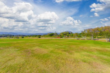 Kuzey, Tayland 'ın mavi gökyüzü ile güzel dağlara bakan doğal manzara.