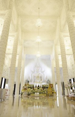 Chiang Rai, Tayland 'daki Wat Haui Pla Kang tapınağında Buda heykeli..