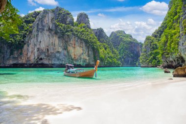 Tayland geleneksel uzun kuyruklu teknesi ve Tayland 'ın Phuket eyaletindeki güzel plaj..
