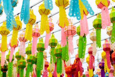 Wat Phra 'daki Yee Peng Fener Festivali' nde çok güzel renkli fenerler.