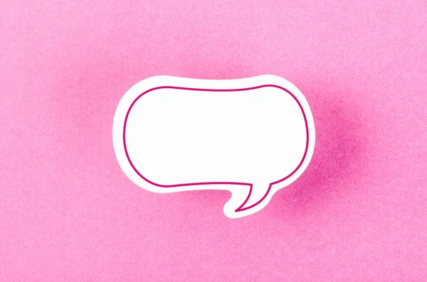 具有复制式空间通信的语音气泡谈粉色背景下的语音概念 — 图库照片