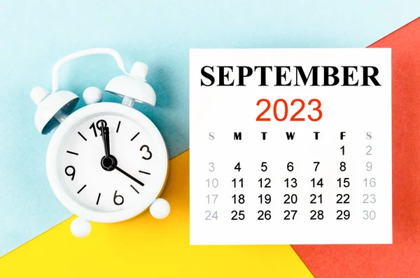 Сентябрь 2023 Ежемесячный Календарный Год Будильником Красочном Фоне — стоковое фото