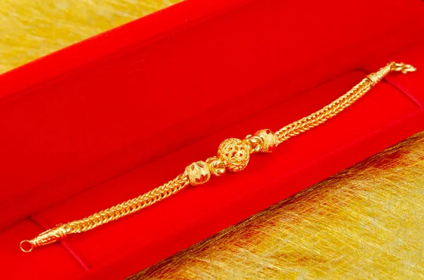 Zlatý Náramek Červené Sametové Krabičce — Stock fotografie