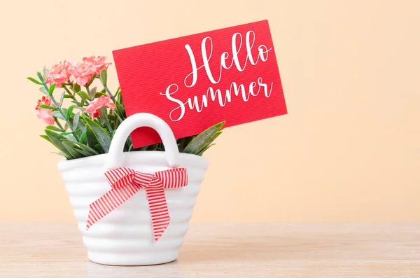 Γεια Σας Καλοκαίρι Κόκκινη Κάρτα Λουλούδια Μπουκέτο Στο Βάζο — Φωτογραφία Αρχείου