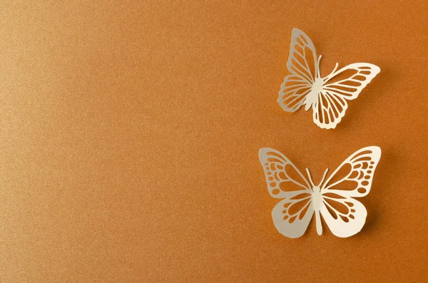 Papierschmetterlinge Auf Orangefarbenem Papierhintergrund Mit Leerem Raum — Stockfoto