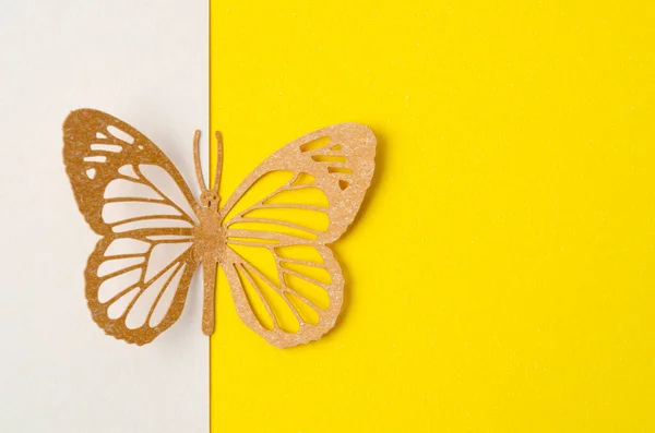 Mariposa Hecha Papel Tallado Corte Sobre Fondo Amarillo Con Espacio —  Fotos de Stock
