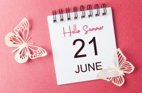 Hallo Sommer Juni 2023 Kalender Mit Schmetterlingspapier Auf Rotem Hintergrund — Stockfoto