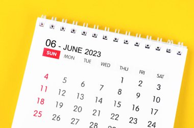2023 Haziran ayının masa takvimi sarı arka planda 2023 yılı.