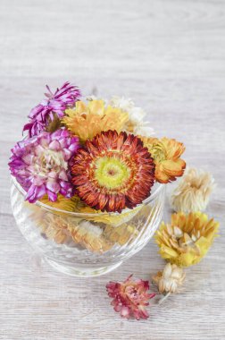 Ahşap arka planda kurumuş saman çiçeği başları..