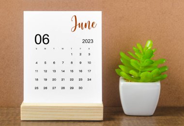 2023 Haziran ayının masa takvimi ahşap arka planda 2023 yılı için.