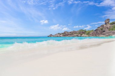 Similan Adaları 'nda kumlu sahilde dalgaların çarptığı güzel kumlu sahil. Similan Ulusal Parkı, Phang nga Tayland' daki 4 numaralı tropikal deniz adası.