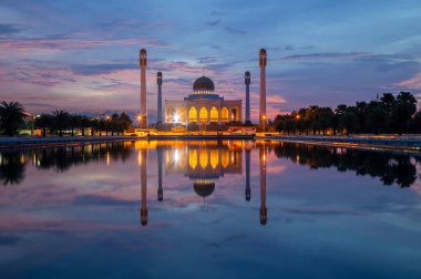 Central Camii, Songkhla Bölgesi, Tayland 'ın güneyindeki güzel günbatımı manzarası.