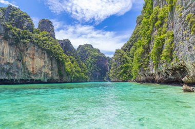 Maya Körfezi ile Tayland 'daki Phi Phi Leh Adası manzarası