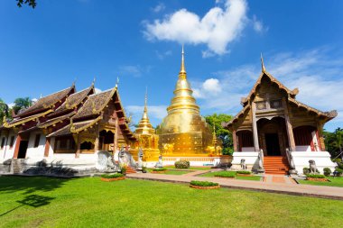 Chiangmai Tayland 'ın mavi gökyüzüyle Wat Phra Sing Tapınağı