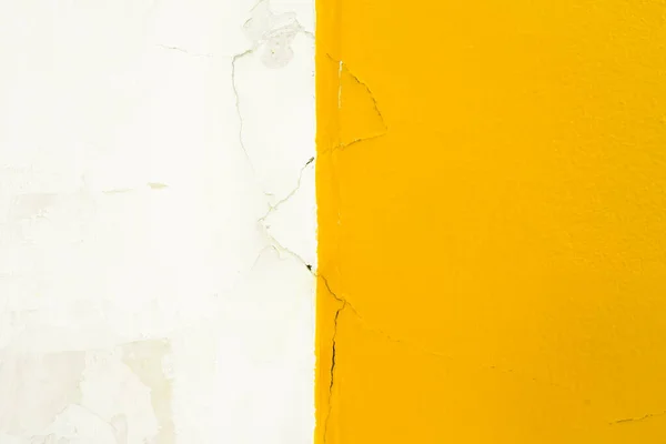 开裂或白色和黄色的砂浆水泥墙 — 图库照片