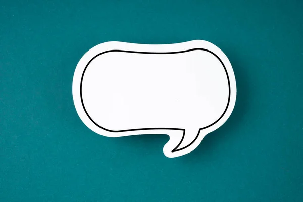White Speech Bubble Shaped Post Note Green Background Copy Space — Stok Foto
