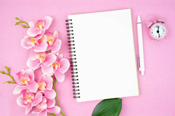 Blanco Open Notebook Klok Met Roze Kleur Orchidee Voor Tekst — Stockfoto