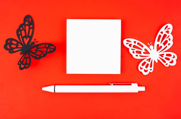 Prázdné Připomenutí Poznámkový Papír Řezba Papírového Motýla Perem Červeném Pozadí — Stock fotografie