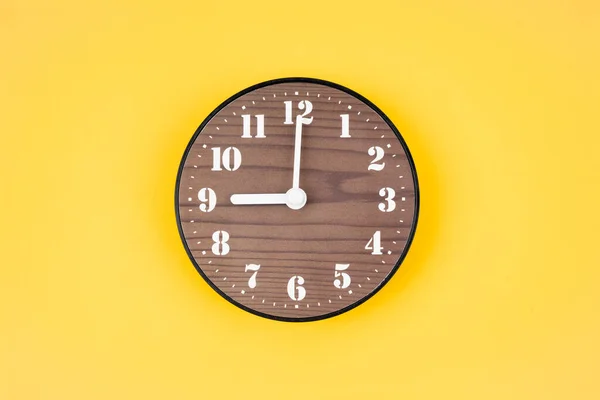 Retro Holzuhr Uhr Auf Gelbem Hintergrund — Stockfoto