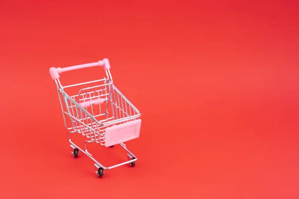 Mini Chariot Shopping Pour Faire Shopping Sur Fond Rouge Concept — Photo