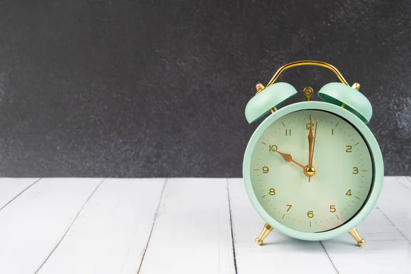 Relógio Alarme Retro Vintage Dez Horas Madeira Mesa Com Fundo — Fotografia de Stock
