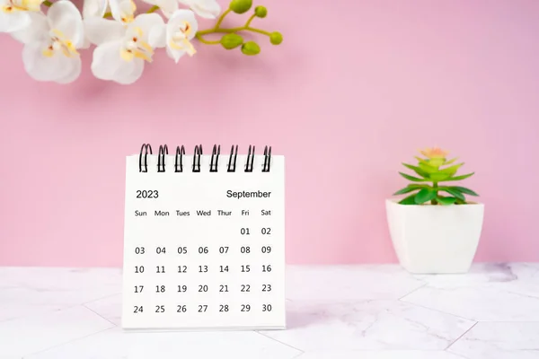 Σεπτέμβριος 2023 Ημερολόγιο Γραφείο Και Λευκή Ορχιδέα Ένα Ροζ Φόντο — Φωτογραφία Αρχείου