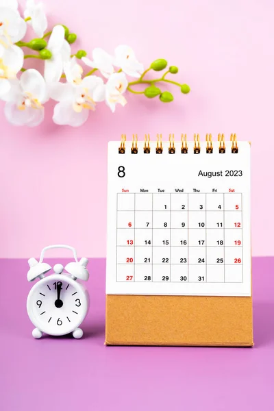 Αύγουστος 2023 Ημερολόγιο Γραφείο Και Χρώμα Συναγερμού Λευκή Ορχιδέα Ροζ — Φωτογραφία Αρχείου