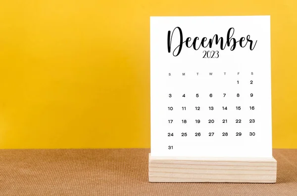2023 Yılı Aralık Ayının Takvimi Sarı Masada — Stok fotoğraf