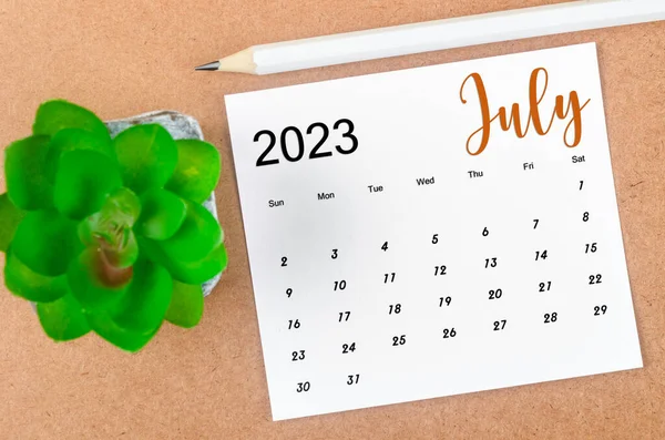Juli 2023 Månadskalender För 2023 Med Träpenna Träbord — Stockfoto