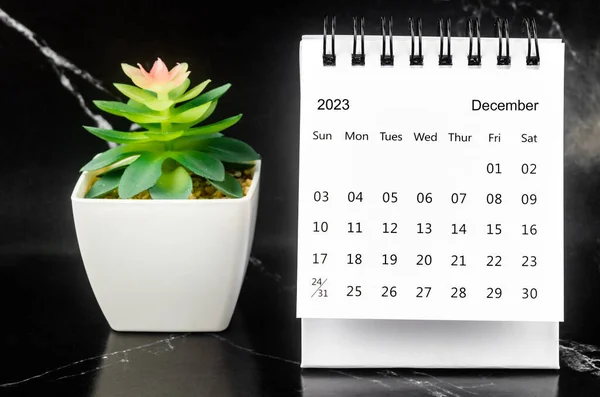 Dezember 2023 Monatlicher Schreibtischkalender Für Das Jahr 2023 Auf Schwarzem — Stockfoto