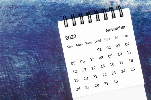 2023年11月旧蓝色木制背景的2023年月度桌上日历 — 图库照片