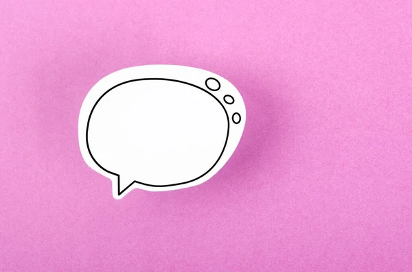 具有复制式空间通信的语音气泡谈粉色背景下的语音概念 — 图库照片