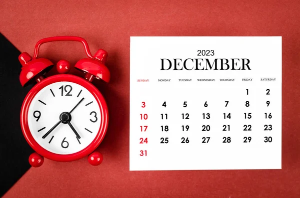 Diciembre 2023 Año Calendario Mensual Con Despertador Sobre Fondo Rojo —  Fotos de Stock