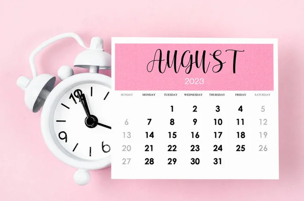 Αύγουστος 2023 Μηνιαίο Ημερολογιακό Έτος Ξυπνητήρι Ροζ Φόντο Χρώμα — Φωτογραφία Αρχείου