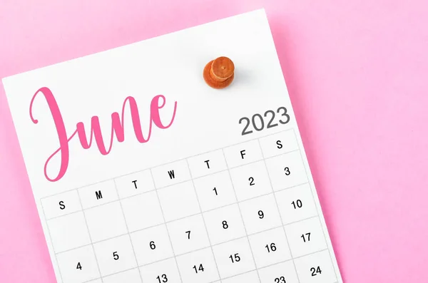 Června 2023 Kalendář Dřevěný Push Pin Růžové Barevné Pozadí — Stock fotografie