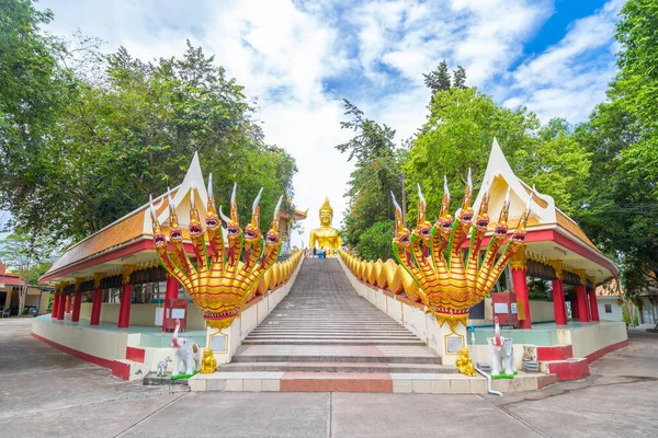 Buda Grande Oro Con Cielo Azul Pattaya Tailandia Día Verano —  Fotos de Stock