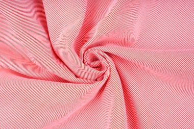 Beyaz ve kırmızı çizgili kumaşın üst görünümü.