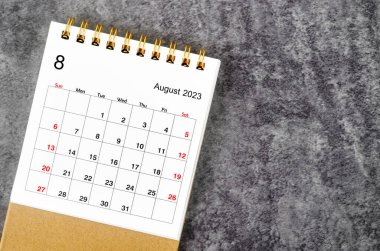 2023 Ağustos ayının masa takvimi ahşap masada..