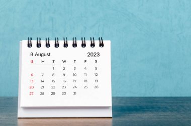 Ağustos 2023 mavi arkaplan takvimi, Vintage biçimi.