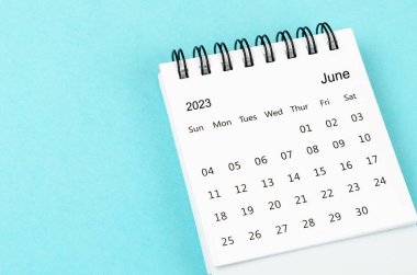 2023 Haziran ayının masa takvimi mavi arka planda 2023 yılı için.