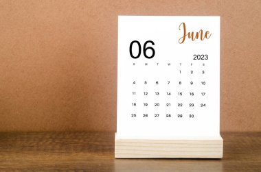 2023 Haziran ayının masa takvimi ahşap arka planda 2023 yılı için.